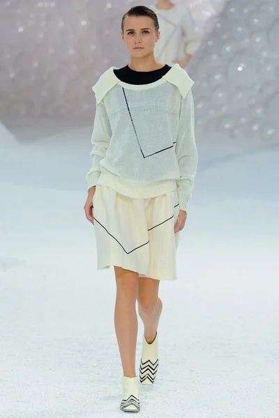 Look 16